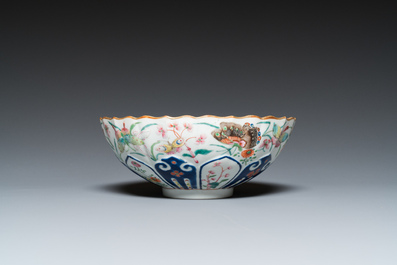 Bol en porcelaine de Chine famille rose &agrave; d&eacute;cor de papillons, marque de Jiaqing, 19&egrave;me