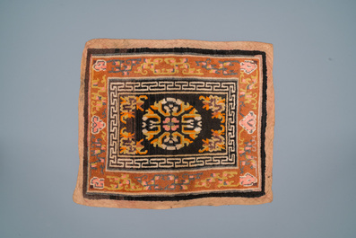 Twee Chinese of Tibetaanse zadelrug tapijten, 19e eeuw