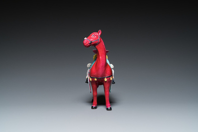 Cheval en porcelaine de Chine &agrave; fond rouge de rubis, 19/20&egrave;me