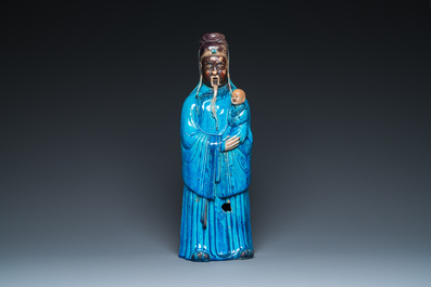 Een grote Chinese deels gelakte turquoise-geglazuurde figuur van de sterrengod 'Fuxing', 18/19e eeuw