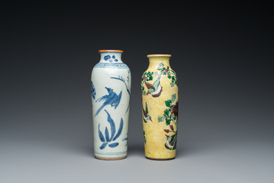 Deux vases de forme rouleau en porcelaine de Chine en bleu et blanc et famille jaune, &eacute;poque Transition et 19&egrave;me
