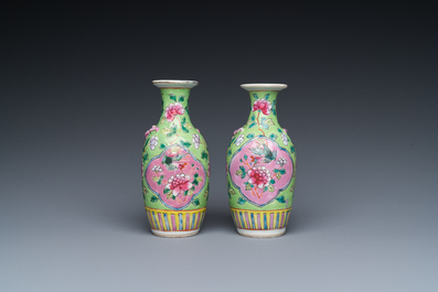 Paire de vases en porcelaine de Chine famille rose pour le march&eacute; Straits ou Peranakan, 19&egrave;me