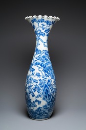 Exceptionnel grand vase en porcelaine Arita de Japon en bleu et blanc &agrave; d&eacute;cor de tigres, Meiji, 19&egrave;me