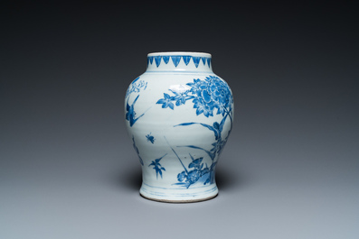 Een Chinese blauw-witte vaas met vogels bij bloesemtakken, Transitie periode