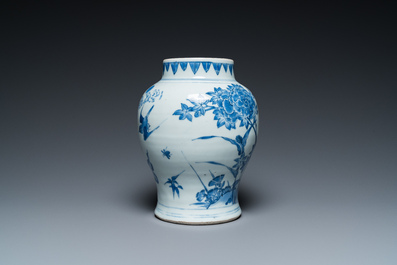 Vase en porcelaine de Chine en bleu et blanc &agrave; d&eacute;cor d'oiseaux parmi des branches fleuries, &eacute;poque Transition