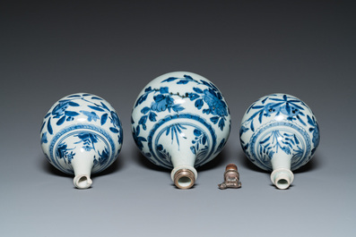Drie blauw-witte Japanse Arita apothekersflessen, Edo, 18e eeuw