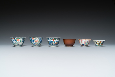 Huit soucoupes et six tasses en porcelaine de Chine en bleu et blanc, famille rose et verte, Kangxi et post&eacute;rieur