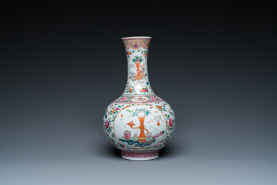 Een Chinese flesvormige famille rose 'antiquiteiten' vaas, Guangxu merk en periode