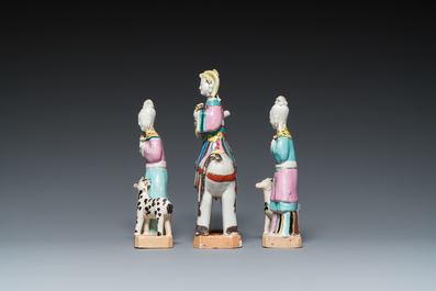 Trois sculptures de femmes en porcelaine de Chine famille rose, Qianlong/Jiaqing