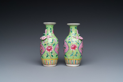 Paire de vases en porcelaine de Chine famille rose pour le march&eacute; Straits ou Peranakan, 19&egrave;me