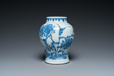 Vase en porcelaine de Chine en bleu et blanc &agrave; d&eacute;cor d'oiseaux parmi des branches fleuries, &eacute;poque Transition