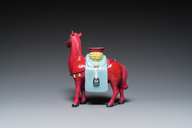 Cheval en porcelaine de Chine &agrave; fond rouge de rubis, 19/20&egrave;me