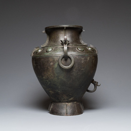Een zeldzaam en uitzonderlijk groot Chinees archa&iuml;sch bronzen 'lei' wijnvat met inscriptie, Song