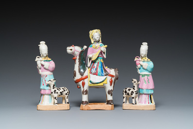 Drie Chinese famille rose sculpturen van dames, Qianlong/Jiaqing