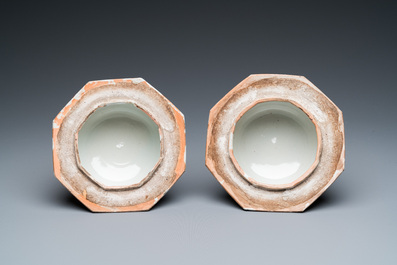 A pair of Japanese Imari vases and covers, Edo, 17/18th C.