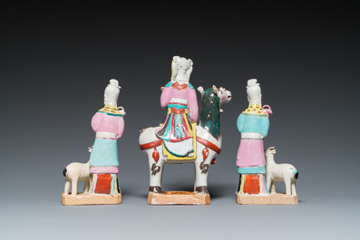 Drie Chinese famille rose sculpturen van dames, Qianlong/Jiaqing
