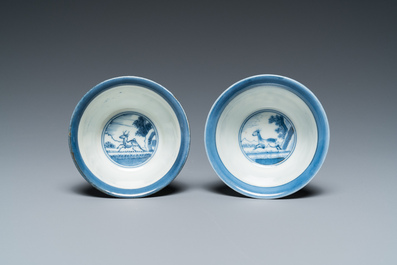 Paire de tasses et soucoupes en forme de boucliers en porcelaine Arita de Japon en bleu et blanc d'apr&egrave;s van Frytom, Edo, 18&egrave;me