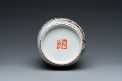 Vase en porcelaine de Chine &agrave; d&eacute;cor d'un paysage hivernale, sign&eacute; He Xuren 何許人, dat&eacute; 1934