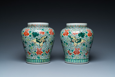Paire de vases en porcelaine de Chine famille verte &agrave; d&eacute;cor de lions bouddhistes, 19&egrave;me