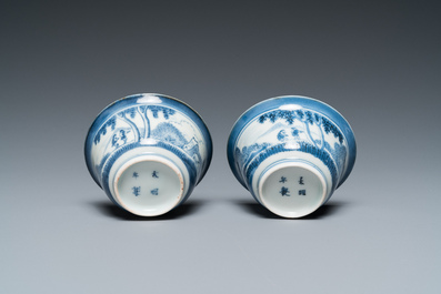 Paire de tasses et soucoupes en forme de boucliers en porcelaine Arita de Japon en bleu et blanc d'apr&egrave;s van Frytom, Edo, 18&egrave;me