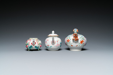 Drie Chinese famille rose theepotten, Yongzheng/Qianlong