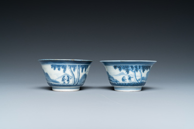 Paire de tasses et soucoupes en forme de boucliers en porcelaine Arita de Japon en bleu et blanc d'apr&egrave;s van Frytom, Edo, 18&egrave;me