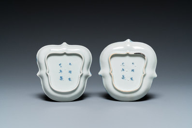 Paire de tasses et soucoupes en forme de boucliers en porcelaine Arita de Japon en bleu et blanc d'apr&egrave;s van Frytom, Edo, 18&egrave;me