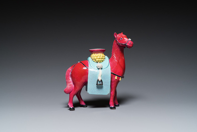 Cheval en porcelaine de Chine &agrave; fond rouge de rubis, 19/20&egrave;me