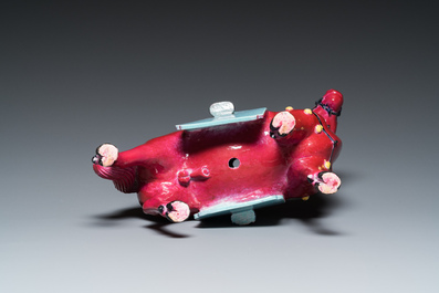 Cheval en porcelaine de Chine &agrave; fond rouge de rubis, 19/20&egrave;me