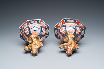 A pair of Japanese Imari vases and covers, Edo, 17/18th C.