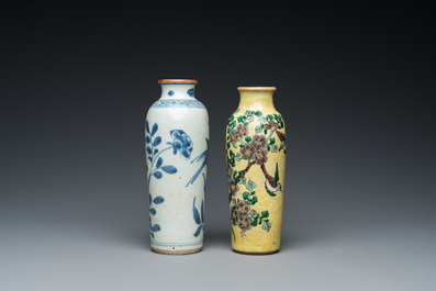 Deux vases de forme rouleau en porcelaine de Chine en bleu et blanc et famille jaune, &eacute;poque Transition et 19&egrave;me