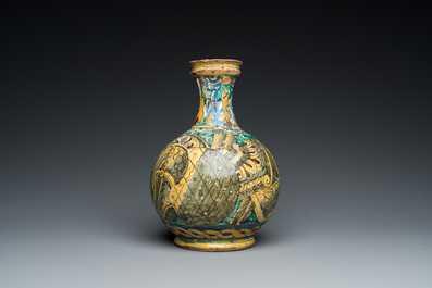 Een polychrome Italiaanse majolica apothekersfles, 17e eeuw