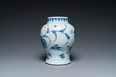 Vase en porcelaine de Chine en bleu et blanc &agrave; d&eacute;cor d'oiseaux parmi des branches fleuries, &eacute;poque Transition