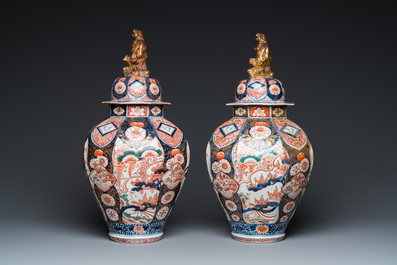 Een paar Japanse Imari dekselvazen, Edo, 17/18e eeuw