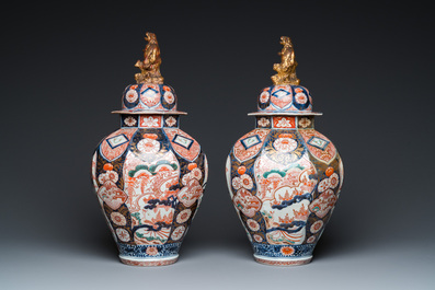 A pair of Japanese Imari vases and covers, Edo, 17/18th C.