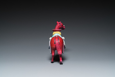 Cheval en porcelaine de Chine &agrave; fond rouge de rubis, 19/20&egrave;me