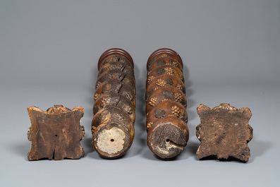 Paire de colonnes en bois sculpt&eacute; de pampres de vigne, 18&egrave;me