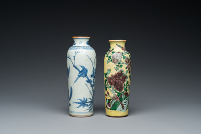 Twee Chinese blauw-witte en famille jaune rouleau vazen, Transitie periode en 19e eeuw