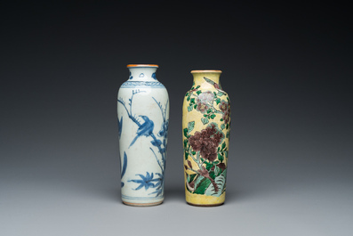 Deux vases de forme rouleau en porcelaine de Chine en bleu et blanc et famille jaune, &eacute;poque Transition et 19&egrave;me