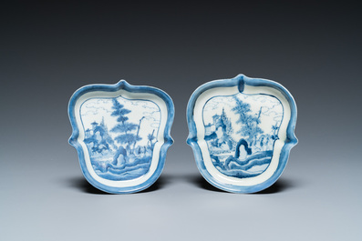 Paire de tasses et soucoupes en forme de boucliers en porcelaine Arita de Japon en bleu et blanc d'apr&egrave;s van Frytom, Edo, 18&egrave;me