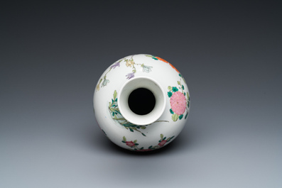 Vase en porcelaine de Chine famille rose &agrave; d&eacute;cor d'un oiseau parmi des branches fleuries, marque de Yongzheng, 19&egrave;me