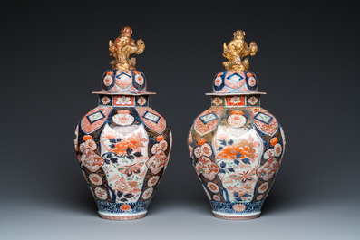 A pair of Japanese Imari vases and covers, Edo, 17/18th C.