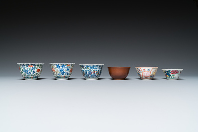 Huit soucoupes et six tasses en porcelaine de Chine en bleu et blanc, famille rose et verte, Kangxi et post&eacute;rieur