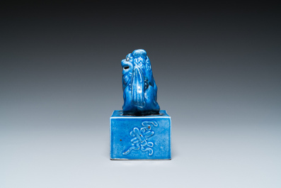 Een Chinese monochrome blauwe Qianlong-zegel met een boeddhistische leeuw, 19/20e eeuw