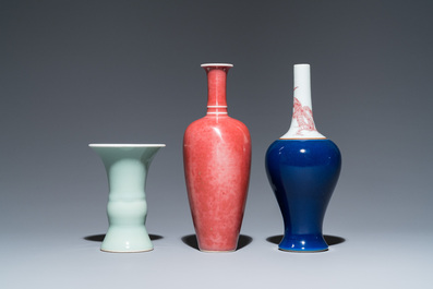 Trois vases en porcelaine de Chine en bleu, c&eacute;ladon et rouge de cuivre, marques de Kangxi, 19/20&egrave;me