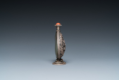 Een Chinese snuiffles in zilver en jade, 19e eeuw