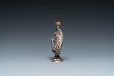 A Chinese jade and silver snuff bottle, 19th C.