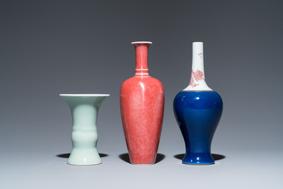 Trois vases en porcelaine de Chine en bleu, c&eacute;ladon et rouge de cuivre, marques de Kangxi, 19/20&egrave;me