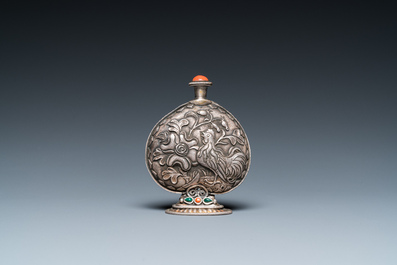 Een Chinese snuiffles in zilver en jade, 19e eeuw
