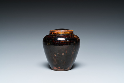 Een Japanse Takatori steengoed theebus met deksel, Edo, 17/18e eeuw